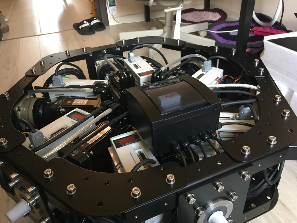 Servo motors, gearboxes and drives inside the base